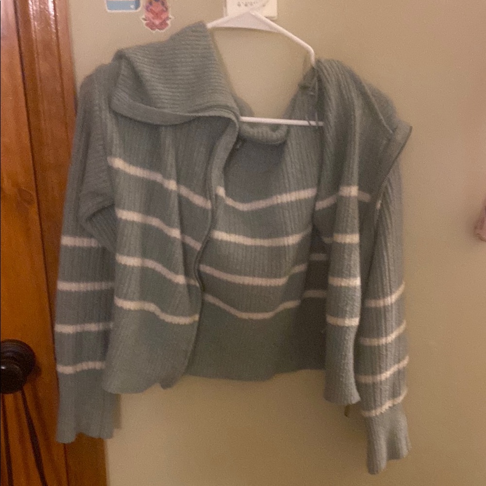 Green Knit Cardigan with Collared Neckline